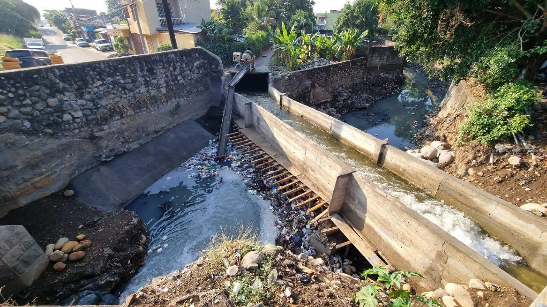 canal de riego funcionando